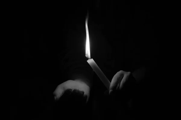 Gyertya Láng Kezében Egy Lány Sötétben Gyertya Tűz Templom Relinia — Stock Fotó