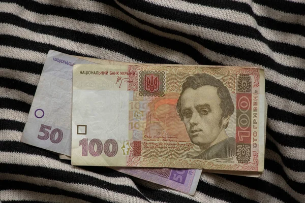 Ukrajinské Peníze Sto Padesát Hřivna Leží Černobílém Pruhovaném Pozadí Ukrajinské — Stock fotografie