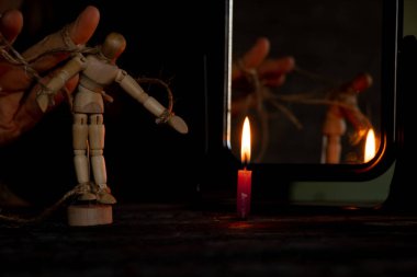 Bir adamın eline bağlı tahta bir adam, insanları manipüle etmek, kölelik, özgür irade, insanlar üzerinde güç.