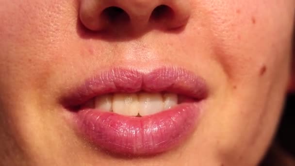 Boca de una chica, labios primer plano de una joven al aire libre en el sol — Vídeos de Stock