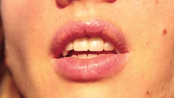 Boca de una chica, labios primer plano de una joven al aire libre en el sol — Vídeos de Stock