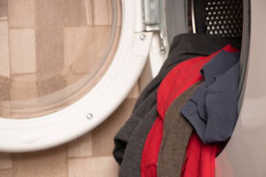 Çamaşır makinesindeki şeyler, evde çamaşır makinesi, evde çamaşır, ev işi.