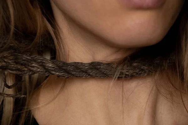 Menina Com Uma Corda Torno Seu Pescoço Tráfico Humano Escravidão — Fotografia de Stock