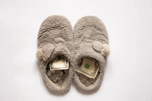 Копійки Долари Лежать Сірих Тапочках Ізольованому Білому Тлі Гроші Взутті — стокове фото