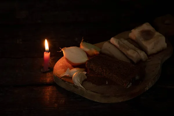 Morceau Bacon Oignon Ail Pain Noir Sur Une Table Bois — Photo