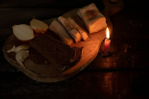 Pedaço Bacon Cebola Alho Pão Preto Uma Mesa Madeira Escuro — Fotografia de Stock