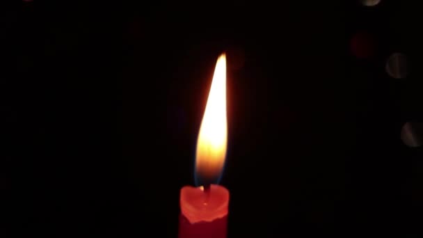 Feuerkerzen Auf Verschwommenem Grellem Bokeh Hintergrund Auf Schwarz Feuerkerzen Feiertagsreligion — Stockvideo