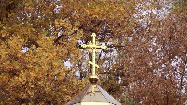 Kors på kupolen av en kristen kyrka mot bakgrund av himlen och höst träd, kyrkan mot bakgrund av himlen, religion — Stockvideo