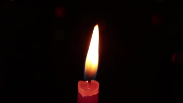 Огненные свечи на размытом свете bokeh фон на черном, огненные свечи, праздники — стоковое видео