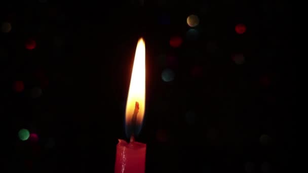 Velas de fuego en el resplandor borroso fondo bokeh en negro, velas de fuego, días de fiesta — Vídeos de Stock