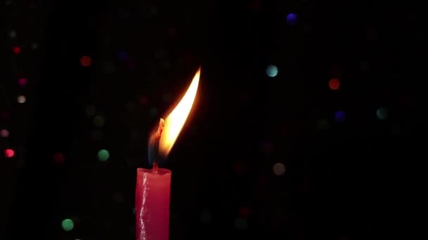 Velas de fuego en el resplandor borroso fondo bokeh en negro, velas de fuego, días de fiesta — Vídeo de stock