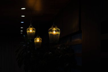 Evin tavanında işlenmiş demir avize, tavan avizesi eski tarzda, daire içi, elektrikli ışıklandırma, iç mekan.