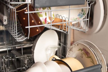 Bulaşık makinesi, mutfakta temiz bulaşıklar, bulaşık makinesinden temiz tabaklar.