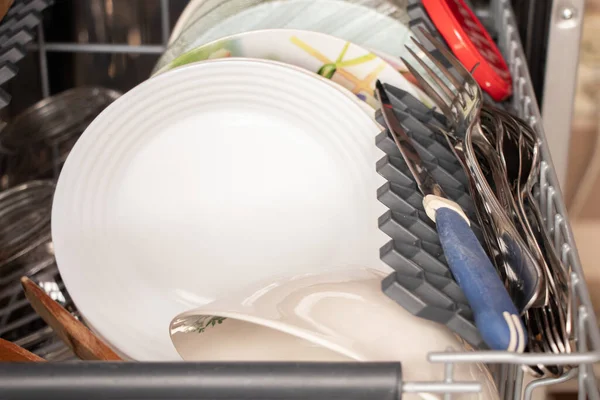 Посудомоечная Машина Чистой Посудой Доме Кухне Мытье Посуды Чистые Тарелки — стоковое фото
