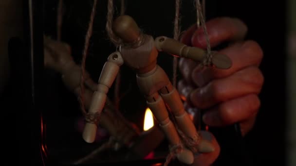 Dřevěný Muž Provazech Přivázaných Lidské Ruce Manipulace Lidmi Otroctví Svobodná — Stock video