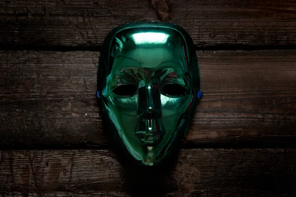 Maschera Plastica Verde Trova Una Tavola Legno Maschera Carnevale Halloween — Foto Stock