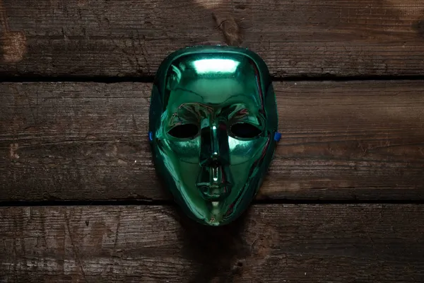 Maschera Plastica Verde Trova Una Tavola Legno Maschera Carnevale Halloween — Foto Stock