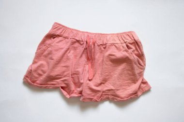 Pembe kadın şortu beyaz arka planda, kadın kıyafetleri ve moda