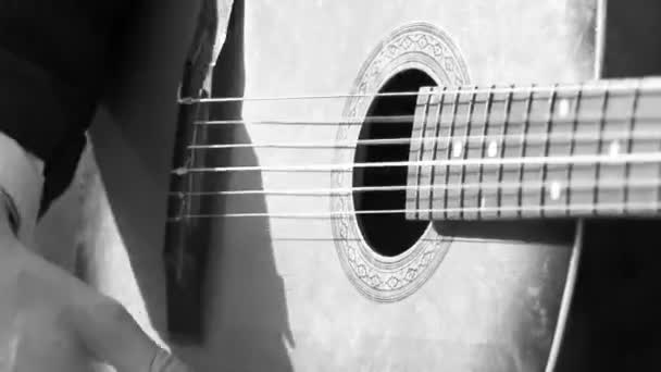 Człowiek gra na gitarze na zewnątrz w słońcu zbliżenie, gra na gitarze — Wideo stockowe