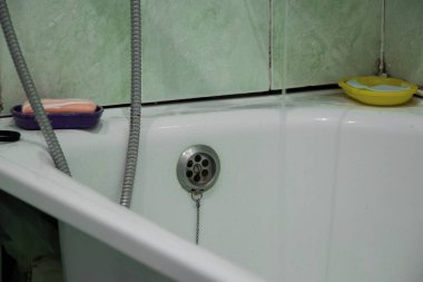 yenilenmemiş bir Sovyet dairesinde eski bir banyo, eski tadilatlı bir banyo, bir banyo.
