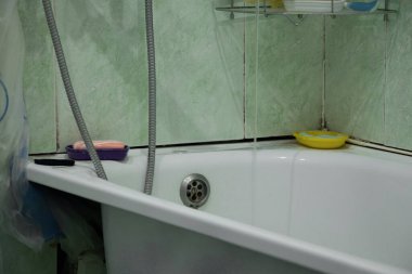 yenilenmemiş bir Sovyet dairesinde eski bir banyo, eski tadilatlı bir banyo, bir banyo.