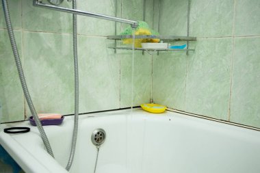 yenilenmemiş bir Sovyet dairesinde eski bir banyo, eski tadilatlı bir banyo, bir banyo.