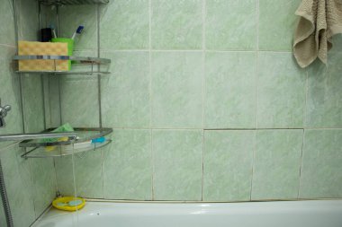 yenilenmemiş bir Sovyet dairesinde eski bir banyo, eski tadilatlı bir banyo, bir banyo.