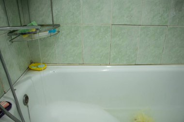 yenilenmemiş bir Sovyet dairesinde eski bir banyo, eski tadilatlı bir banyo, bir banyo.