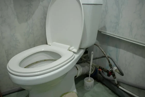 Kirli Beyaz Klozet Banyoya Yakın Çekim Banyo Tuvalet — Stok fotoğraf