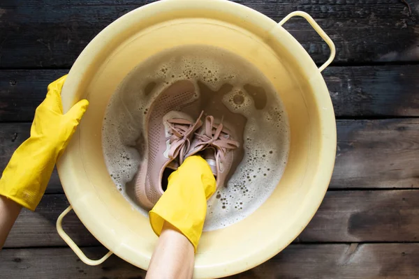 Γυναικεία Χέρια Πλύσιμο Πάνινα Παπούτσια Ένα Μπολ Νερό Ξύλινο Πάτωμα — Φωτογραφία Αρχείου