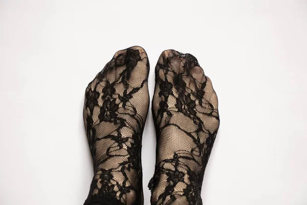 Женские Ноги Черных Кружевных Нейлоновых Носках Белом Фоне Ноги Носках — стоковое фото