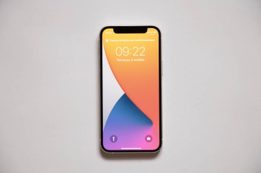 Ukrayna Dnipro 05.11.2021 - iphone 12 'ler izole edilmiş beyaz arka plan, yeni telefon