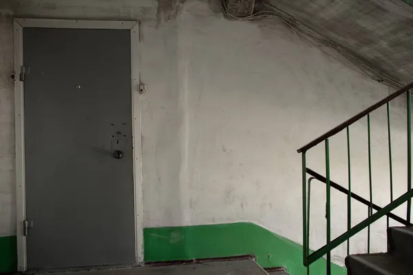 Gammal Smutsig Sovjetisk Ingång Lägenhetsbyggnad Efter Brand Korridor Entrén Trappa — Stockfoto