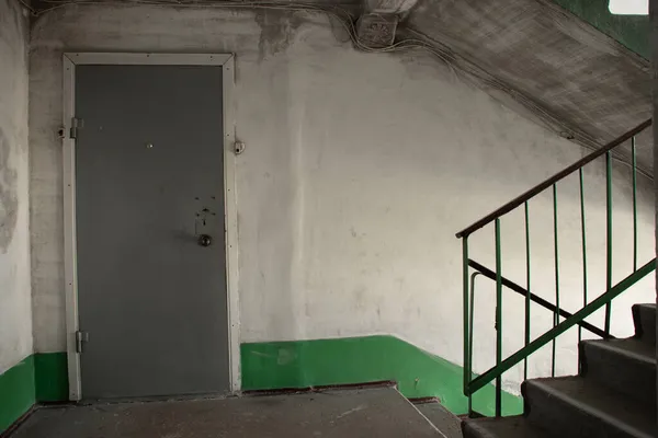 Gammal Smutsig Sovjetisk Ingång Lägenhetsbyggnad Efter Brand Korridor Entrén Trappa — Stockfoto