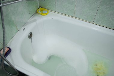 yenilenmemiş bir Sovyet dairesinde eski bir banyo, eski tadilatlı bir banyo, bir banyo.