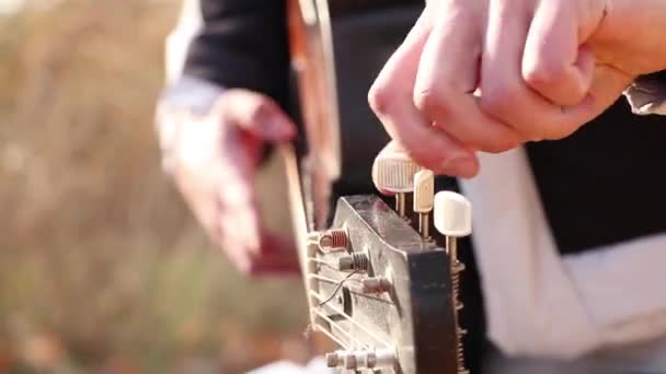 Hombre Tocando Guitarra Aire Libre Primer Plano Del Sol Tocando — Vídeo de stock