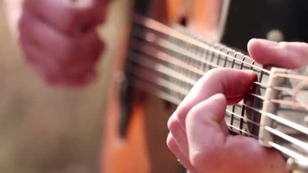 Homem Tocando Guitarra Livre Sol Close Tocando Guitarra Música — Vídeo de Stock