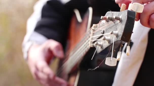 Homem Tocando Guitarra Livre Sol Close Tocando Guitarra Música — Vídeo de Stock