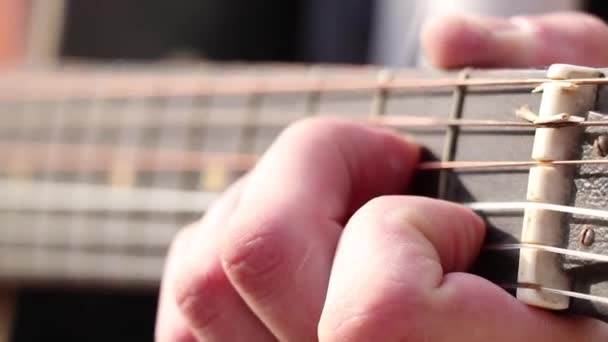 Uomo Che Suona Chitarra All Aperto Sole Primo Piano Suonare — Video Stock