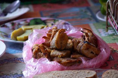 Kızarmış turna balığı, evdeki mutfakta masanın üzerinde, ev usulü kızarmış balık, ev yapımı kızarmış balık.