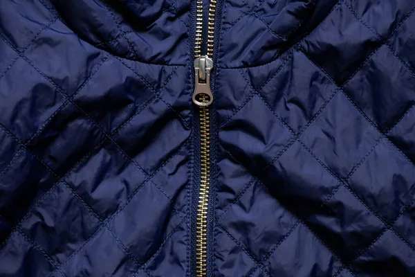 蓝色暖棉被背心 背景为锁 冬季暖棉被 背景为衣服 背景为被棉被 服装为锁 — 图库照片