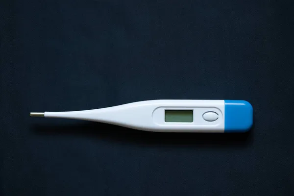 Elektronisk Termometer Ligger Blå Bakgrund Medicin Och Apotek Hälsa Och — Stockfoto