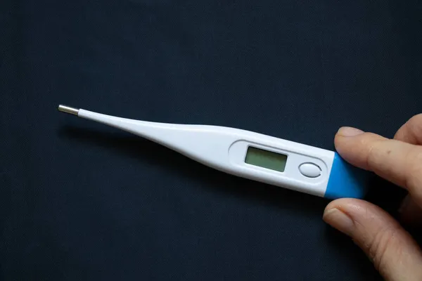Termômetro Eletrônico Encontra Fundo Azul Medicina Farmácia Saúde Tratamento Alta — Fotografia de Stock