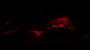 Evde şömine, şömine, ateş ve şömine, yanan şenlik ateşi.