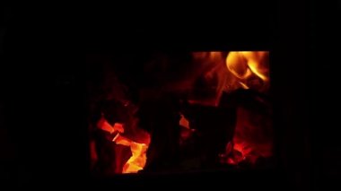 Evde şömine, şömine, ateş ve şömine, yanan şenlik ateşi.