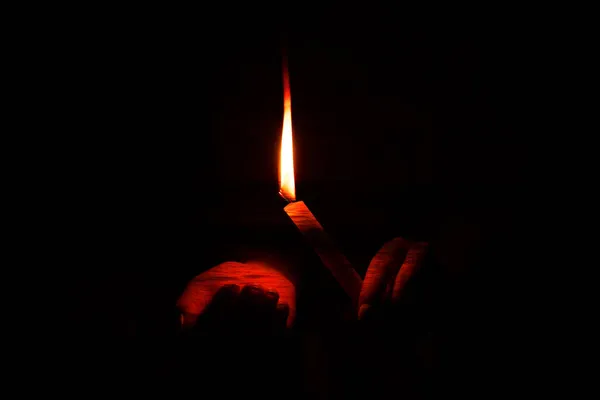 Chama Vela Nas Mãos Uma Menina Escuro Fogo Vela Igreja — Fotografia de Stock