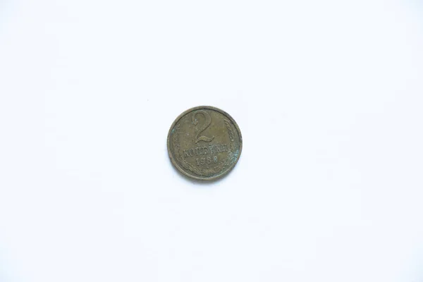 白を基調とした2コペックの宗派におけるユーザーの古いコイン 1980年の2コペック ユーザーの古いコイン — ストック写真
