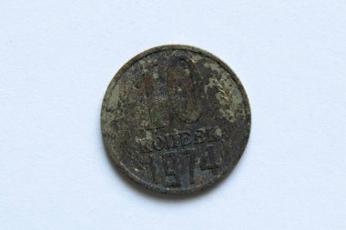 Beyaz arka planda 10 kopek, 1974 'te 10 kopek, Sovyetler Birliği' nin eski paraları, bozuk para, kopek.