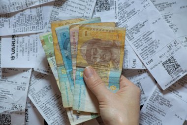 Ukrayna Dnipro 18.11.2021 - market süpermarketi Varus ve Hryvnia 'dan çekler, satın alma çekleri, mağazadan yapılan alımlar, çek ve para