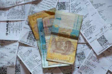 Ukrayna Dnipro 18.11.2021 - market süpermarketi Varus ve Hryvnia 'dan çekler, satın alma çekleri, mağazadan yapılan alımlar, çek ve para